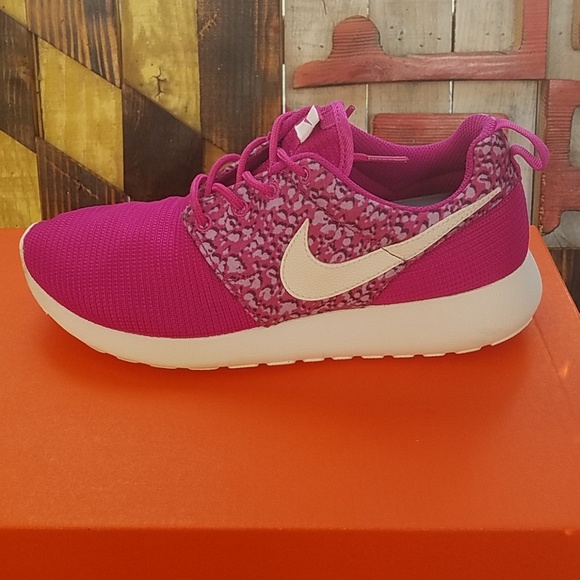 Nike Shoes - Nike Roshe Womens Size 7.5